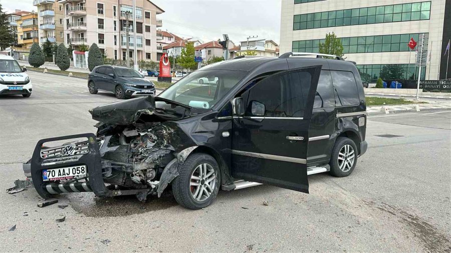 Karaman’da İki Hafif Ticari Araç Çarpıştı: 2 Yaralı