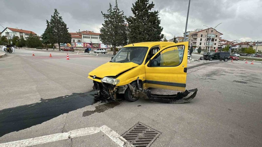 Karaman’da İki Hafif Ticari Araç Çarpıştı: 2 Yaralı