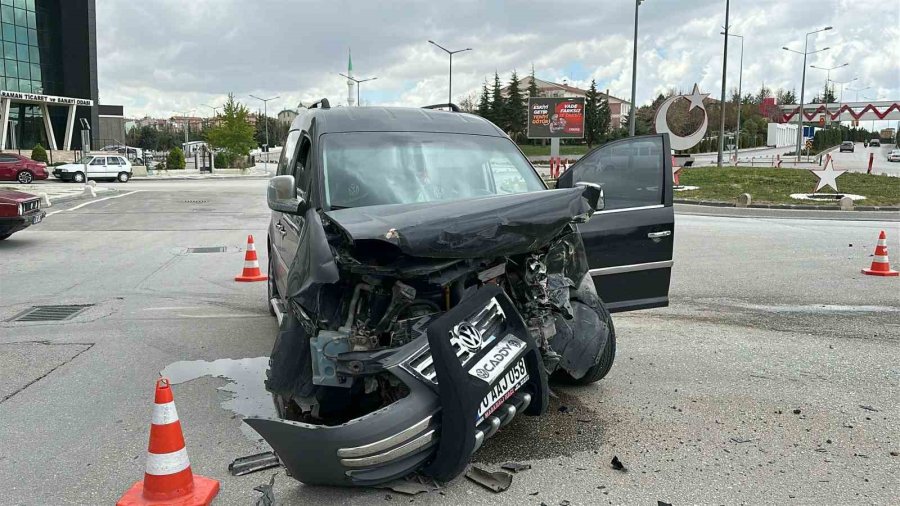 Karaman’da İki Hafif Ticari Araç Çarpıştı: 2 Yaralı