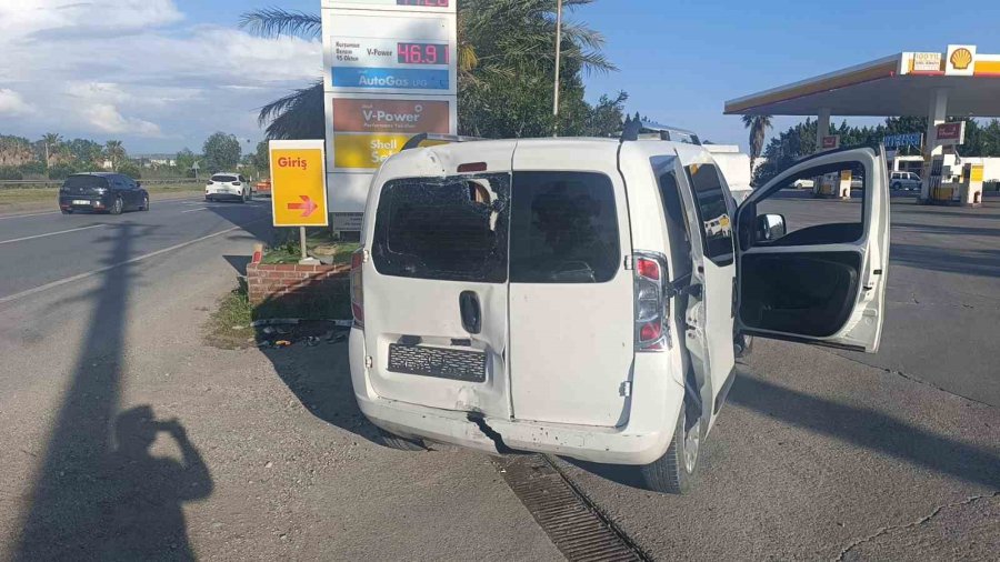 Manavgat’ta Ticari Araca Arkadan Çarpan Motosiklet Sürücüsü Yaralandı