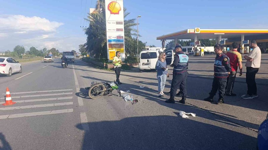Manavgat’ta Ticari Araca Arkadan Çarpan Motosiklet Sürücüsü Yaralandı