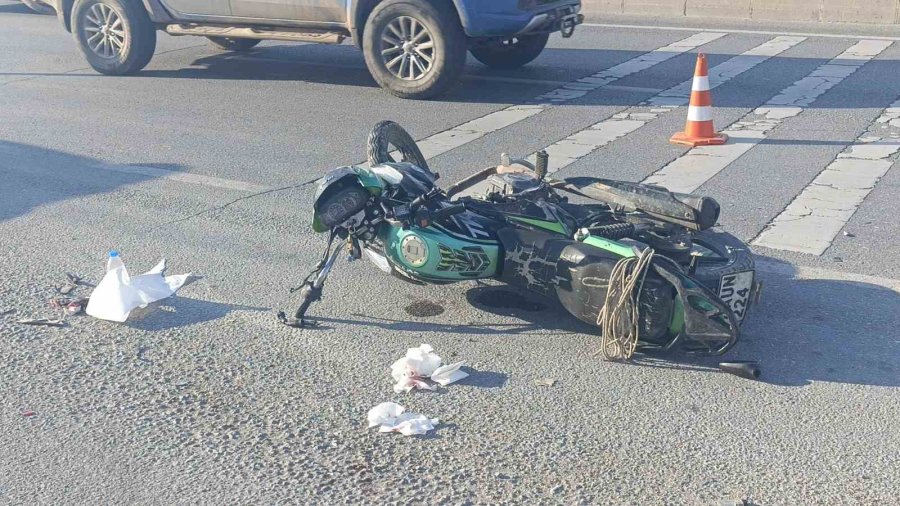 Manavgat’ta Ticari Araca Arkadan Çarpan Motosiklet Sürücüsü Yaralandı