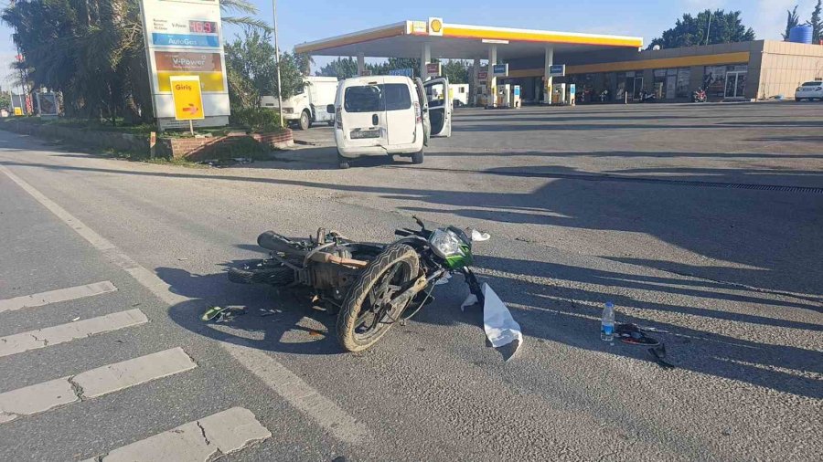 Manavgat’ta Ticari Araca Arkadan Çarpan Motosiklet Sürücüsü Yaralandı