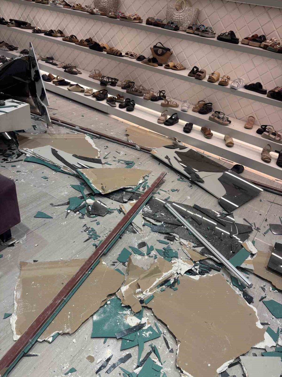 Mersin Forum Avm’deki İş Yerinde Asma Cam Tavan Çöktü: 2 Yaralı