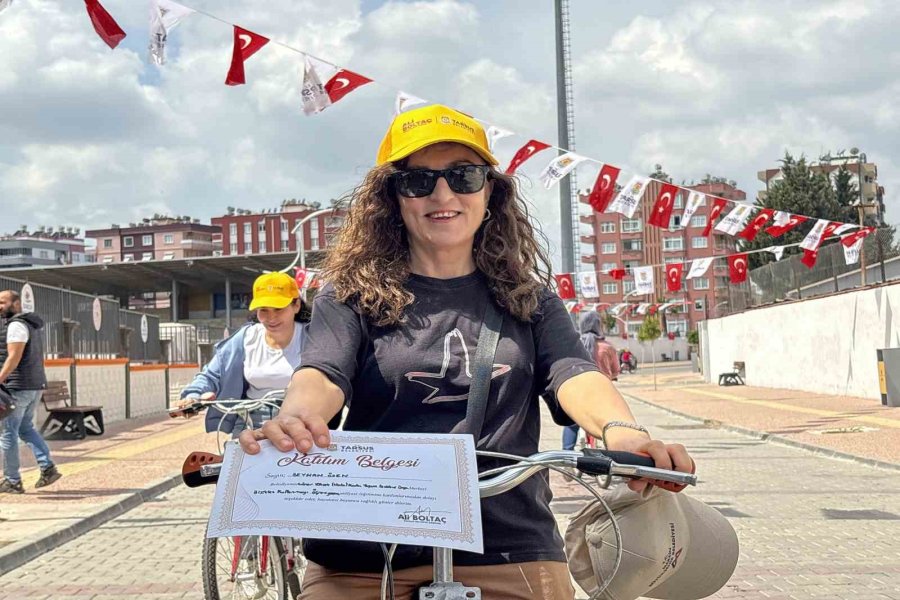 Tarsus’ta Kadınlar Bisiklet Kullanmayı Öğreniyor