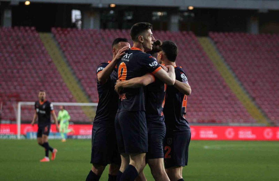 Trendyol Süper Lig: Atakaş Hatayspor: 1 - Başakşehir: 2 (ilk Yarı)