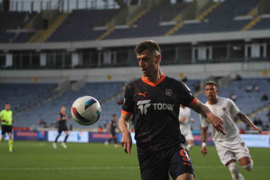 Trendyol Süper Lig: Atakaş Hatayspor: 1 - Başakşehir: 2 (ilk Yarı)