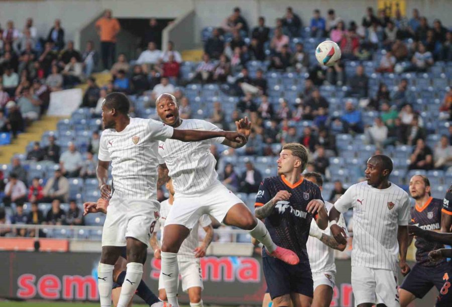 Trendyol Süper Lig: Atakaş Hatayspor: 1 - Başakşehir: 2 (ilk Yarı)