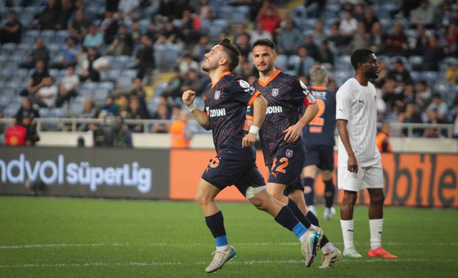 Trendyol Süper Lig: Atakaş Hatayspor: 1 - Başakşehir: 2 (ilk Yarı)