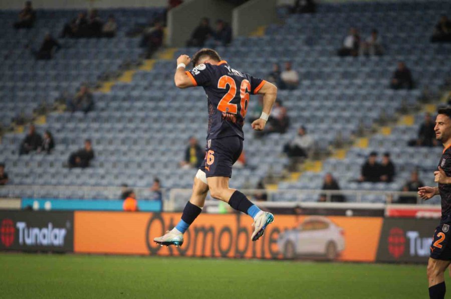 Trendyol Süper Lig: Atakaş Hatayspor: 1 - Başakşehir: 2 (ilk Yarı)