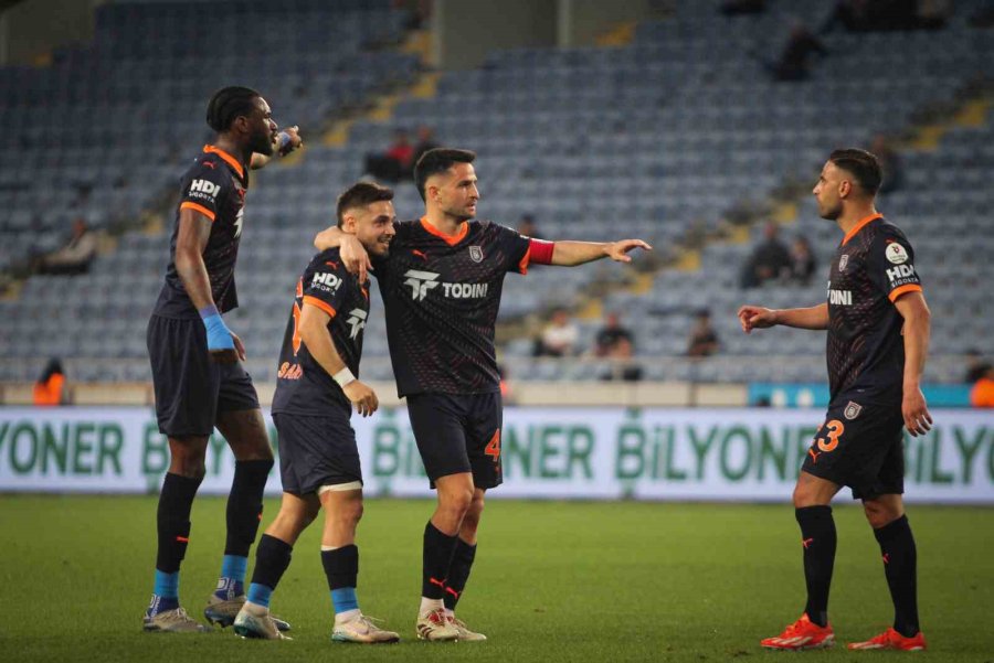 Trendyol Süper Lig: Atakaş Hatayspor: 1 - Başakşehir: 2 (ilk Yarı)