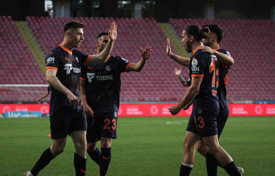 Trendyol Süper Lig: Atakaş Hatayspor: 1 - Başakşehir: 2 (ilk Yarı)