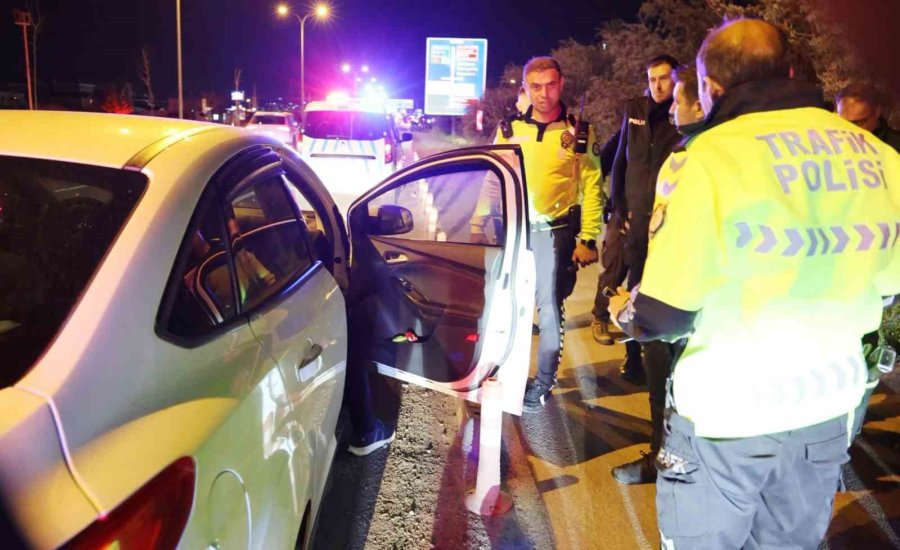 Kovalamaca Sonucu Yakalanan Sürücüyle Polisin İmtihanı: Araçtan İnmedi, Alkolmetreye Üflemedi