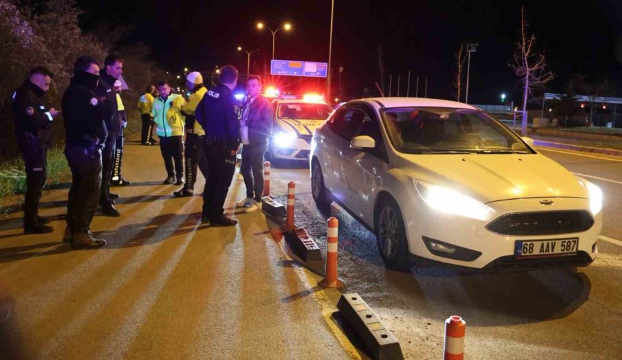 Kovalamaca Sonucu Yakalanan Sürücüyle Polisin İmtihanı: Araçtan İnmedi, Alkolmetreye Üflemedi