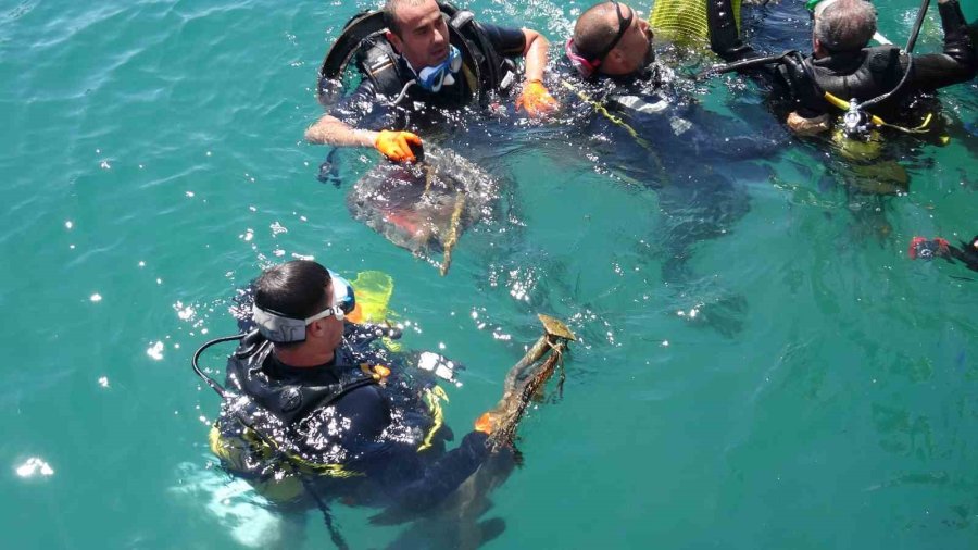 Antalya’da 35 Gönüllü Dalgıç Denizin Dibini Temizledi, Çıkanlar Pes Dedirtti