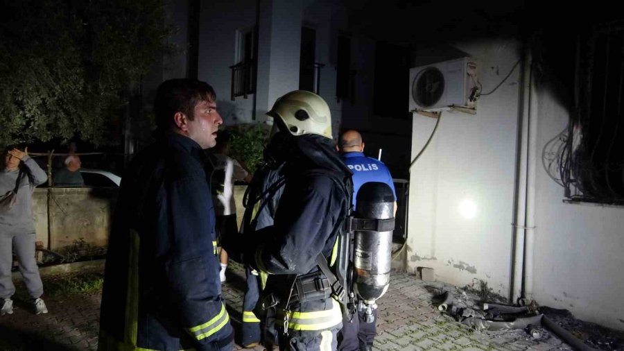 Daireyi Saran Alevler Apartman Sakinlerini Çatıya Çıkarttı