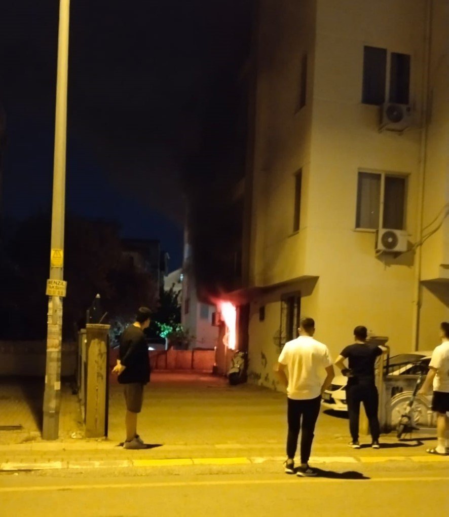 Daireyi Saran Alevler Apartman Sakinlerini Çatıya Çıkarttı