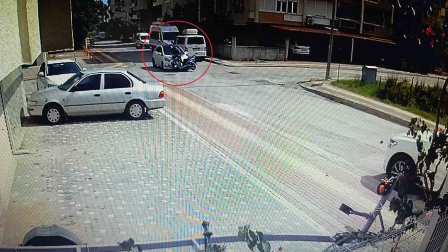 Antalya’da Otomobille Çarpışan Motosiklet Sürücüsü Havada Taklalar Attı