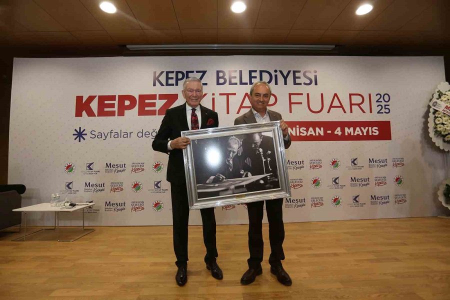 Uğur Dündar, Kepez Kitap Fuarı’nda Anılarını Paylaştı