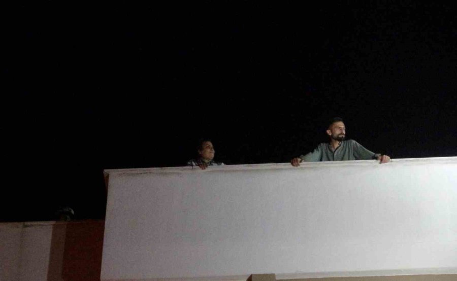 Daireyi Saran Alevler Apartman Sakinlerini Çatıya Çıkarttı