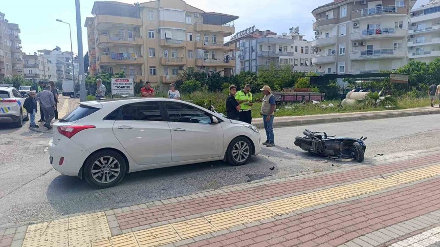 Antalya’da Otomobille Çarpışan Motosiklet Sürücüsü Havada Taklalar Attı