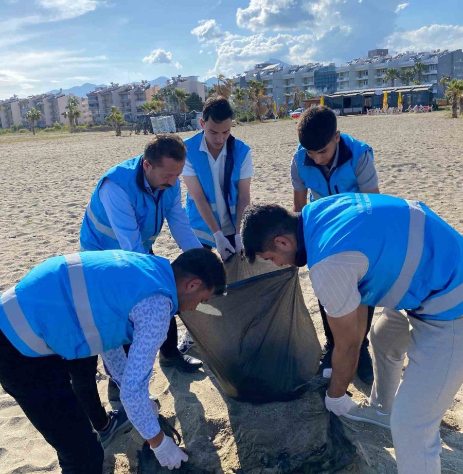 Anamurlu Gençler Sahil Temizliği Yaptı