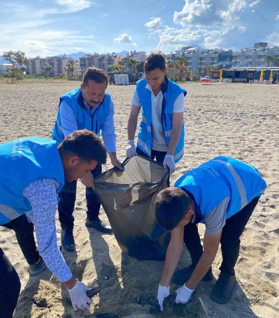 Anamurlu Gençler Sahil Temizliği Yaptı