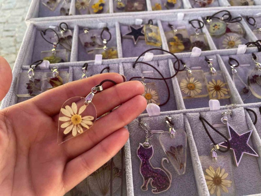 Canlı Çiçekler Epoksi Reçine İle Kolyeye Dönüşüyor