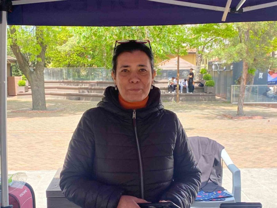 Canlı Çiçekler Epoksi Reçine İle Kolyeye Dönüşüyor