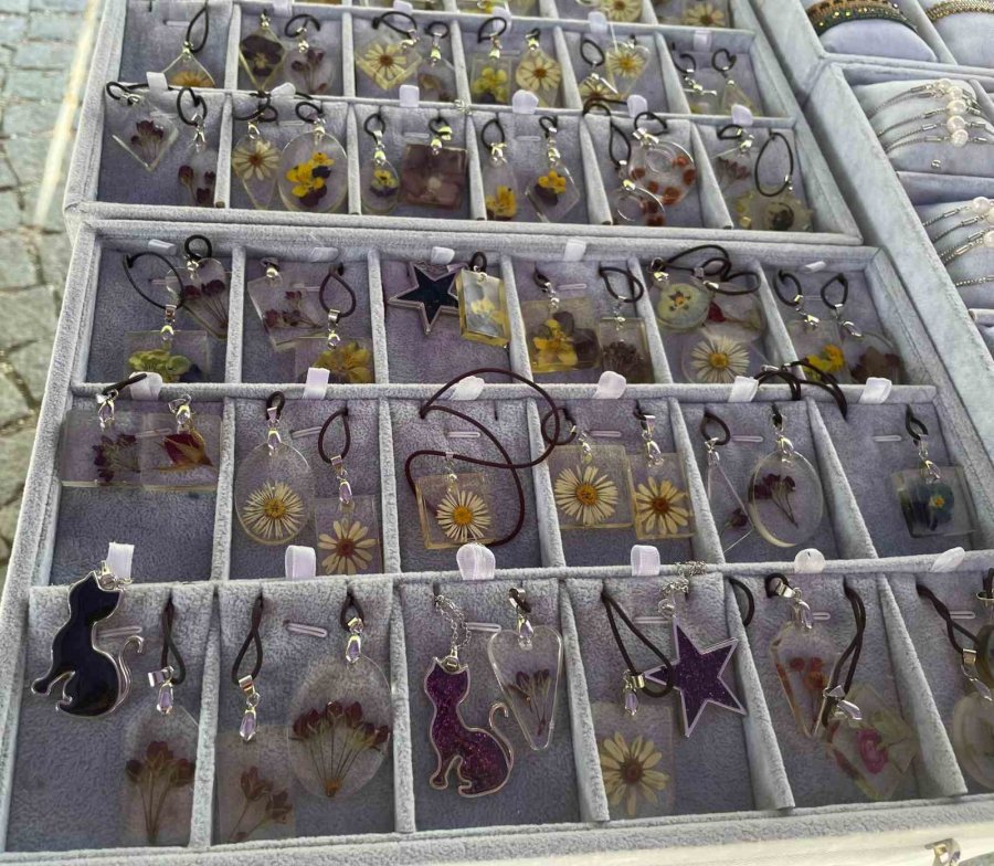 Canlı Çiçekler Epoksi Reçine İle Kolyeye Dönüşüyor