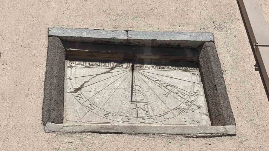 616 Yıldır Güneş Işığı İle Namaz Vakitlerini Gösteriyor