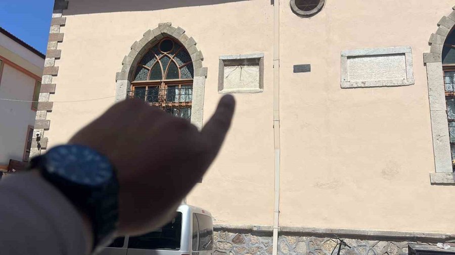 616 Yıldır Güneş Işığı İle Namaz Vakitlerini Gösteriyor