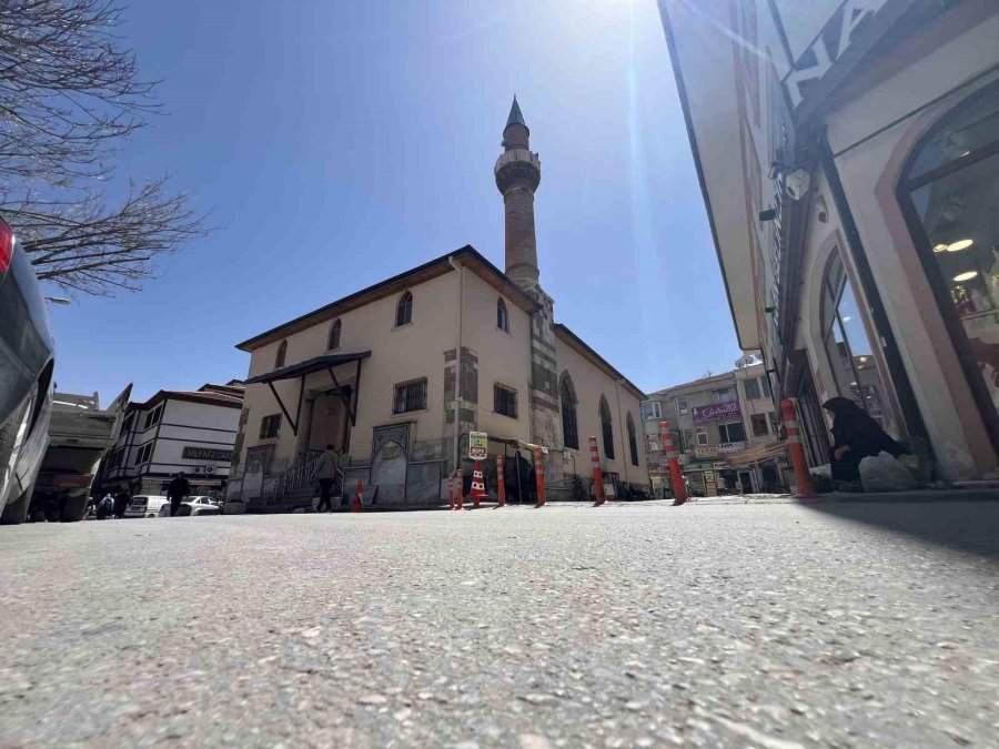 616 Yıldır Güneş Işığı İle Namaz Vakitlerini Gösteriyor