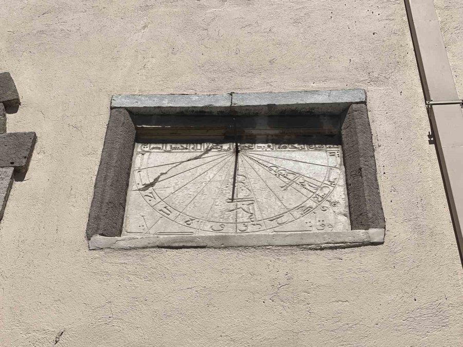 616 Yıldır Güneş Işığı İle Namaz Vakitlerini Gösteriyor