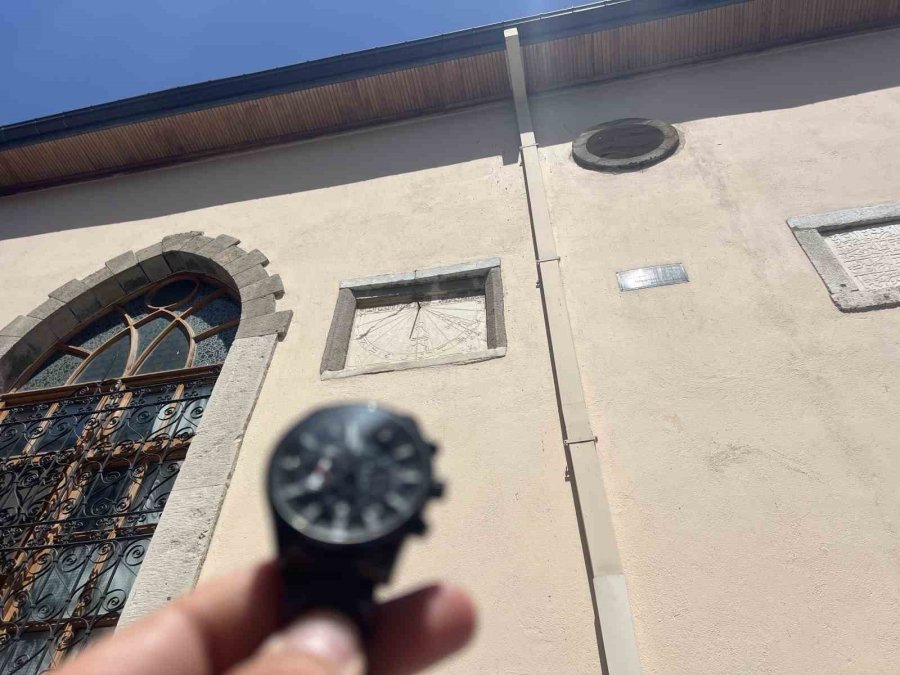 616 Yıldır Güneş Işığı İle Namaz Vakitlerini Gösteriyor