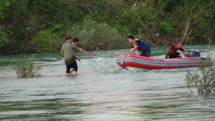 Suların Yükseldiğini Fark Etmeyince Irmaktaki Adacıkta Mahsur Kaldılar