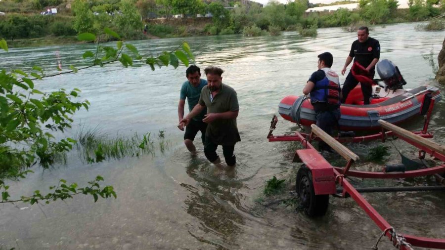 Suların Yükseldiğini Fark Etmeyince Irmaktaki Adacıkta Mahsur Kaldılar