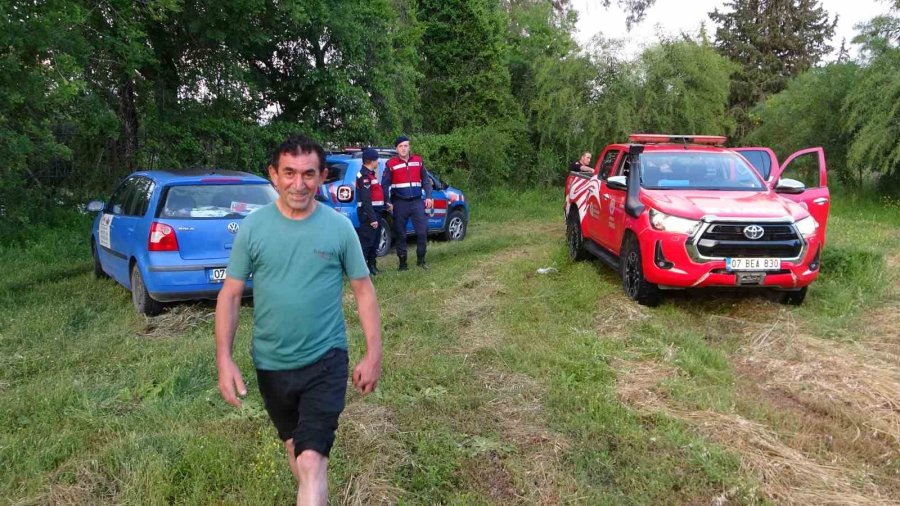 Suların Yükseldiğini Fark Etmeyince Irmaktaki Adacıkta Mahsur Kaldılar