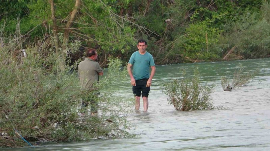 Suların Yükseldiğini Fark Etmeyince Irmaktaki Adacıkta Mahsur Kaldılar