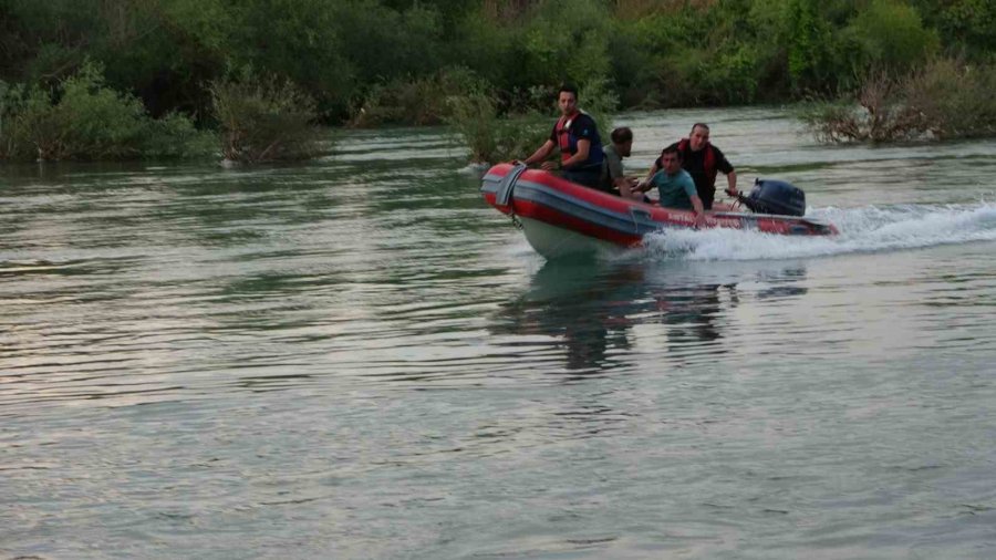 Suların Yükseldiğini Fark Etmeyince Irmaktaki Adacıkta Mahsur Kaldılar