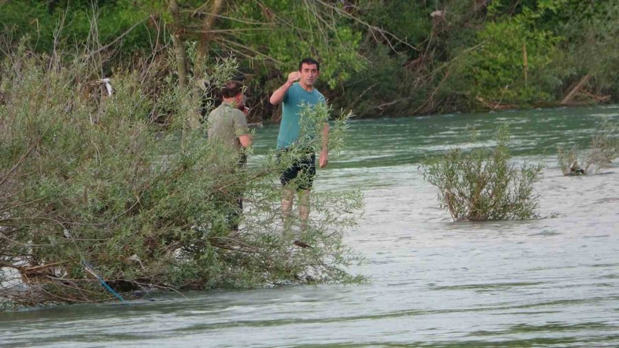 Suların Yükseldiğini Fark Etmeyince Irmaktaki Adacıkta Mahsur Kaldılar