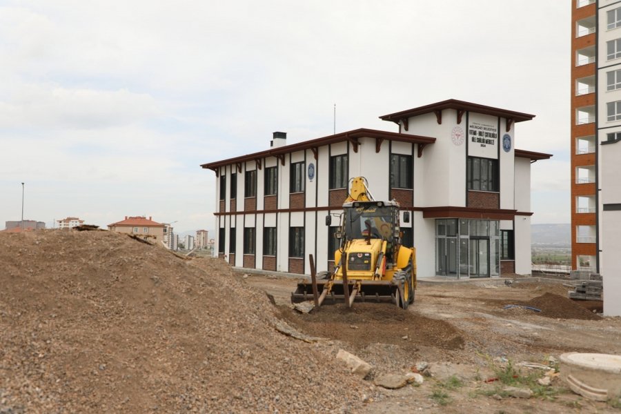 Melikgazi’de Sağlık Merkezlerine Çevre Düzenlemesi Yapılıyor