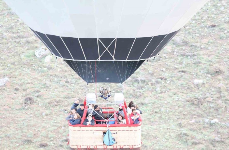 Turistler Balon İle Ihlara Vadisi’ni Havadan Keşfediyor