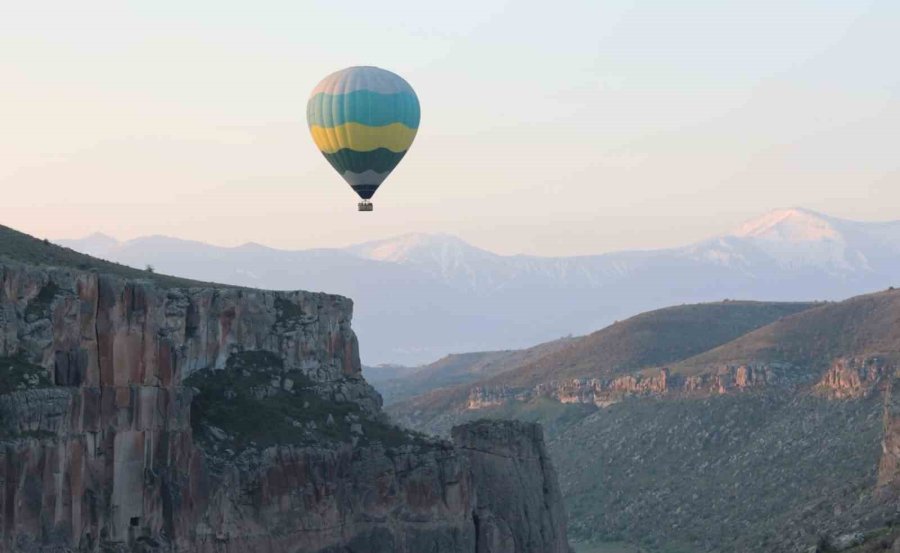 Turistler Balon İle Ihlara Vadisi’ni Havadan Keşfediyor