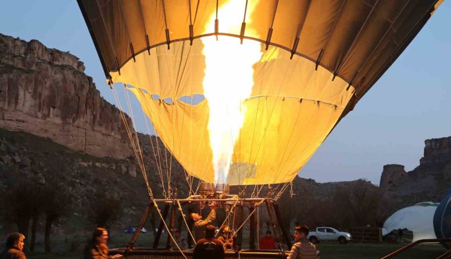 Turistler Balon İle Ihlara Vadisi’ni Havadan Keşfediyor