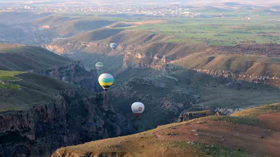 Turistler Balon İle Ihlara Vadisi’ni Havadan Keşfediyor