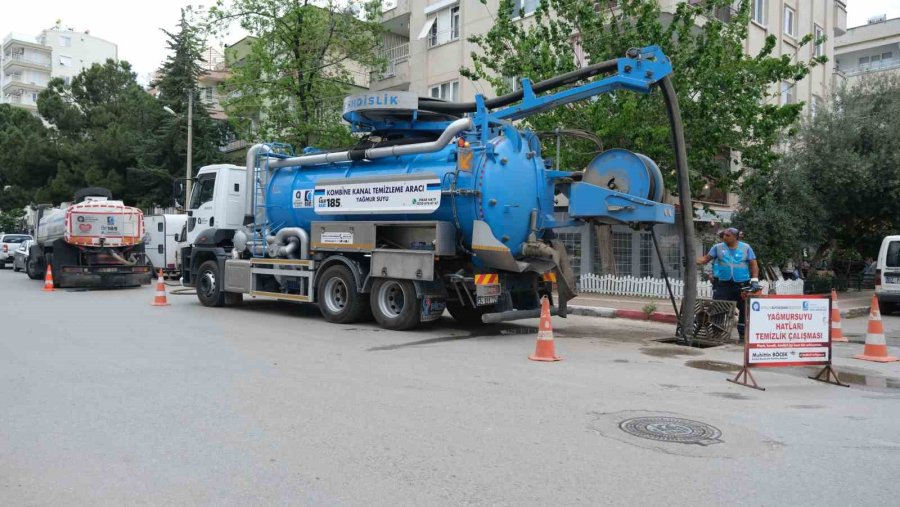 Asat’ın Ana Arter Ve Bulvarlarda Yağmur Suyu Hattı Temizliği Sürüyor