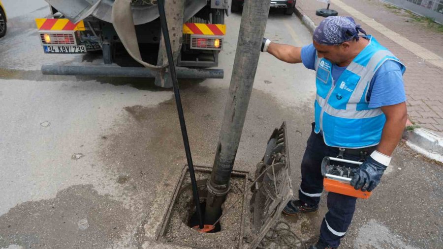 Asat’ın Ana Arter Ve Bulvarlarda Yağmur Suyu Hattı Temizliği Sürüyor