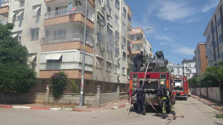 Dairede Çıkan Yangın Apartmanı Dumana Boğdu