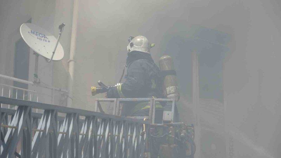 Dairede Çıkan Yangın Apartmanı Dumana Boğdu